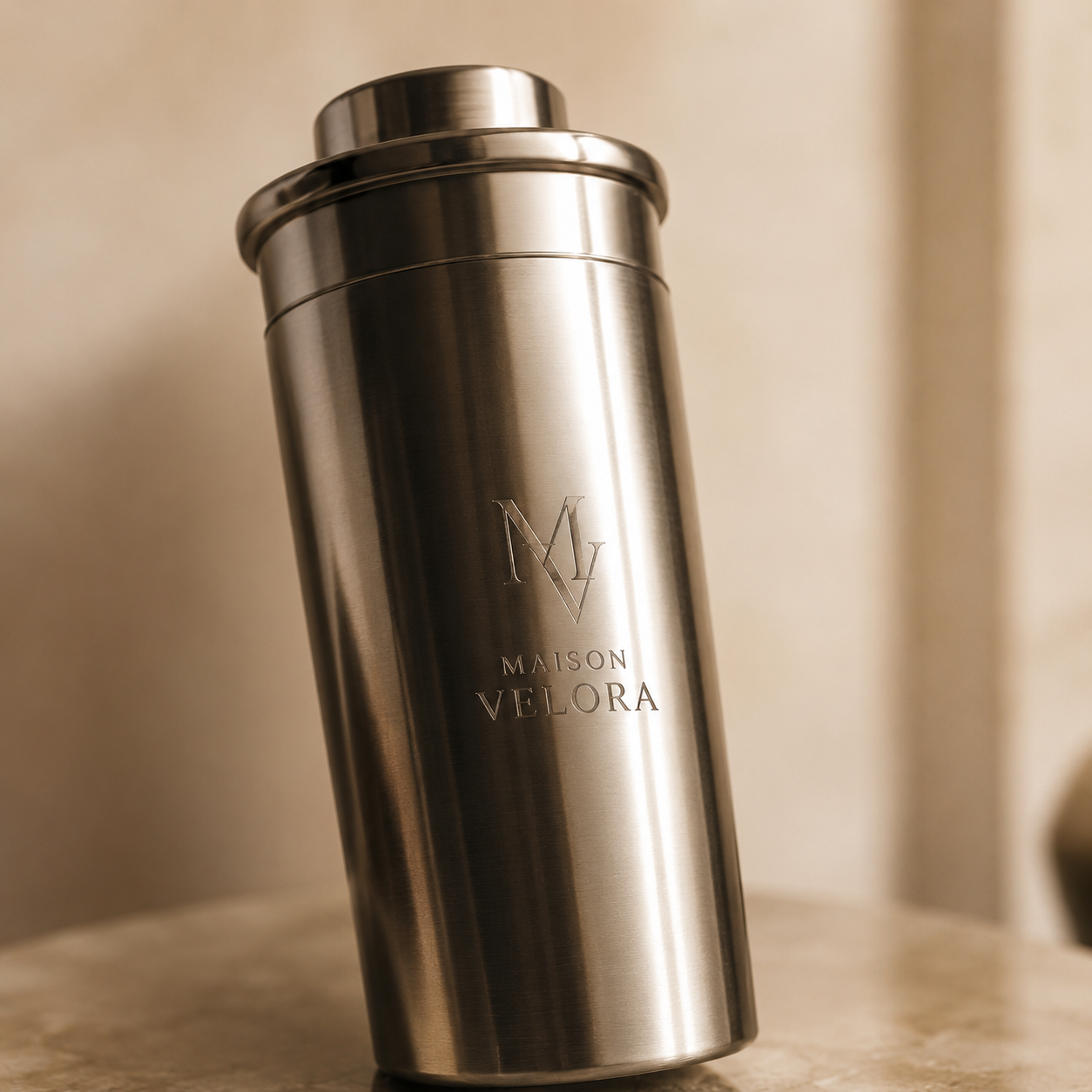 Shaker noir gravé au laser, présenté comme objet signature d’entreprise.